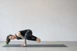 女瑜伽教练的身体与心灵平衡之道